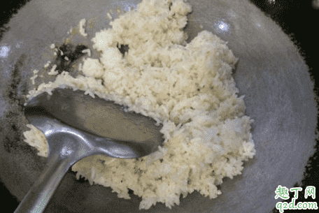 剩飯怎么炒不粘鍋 ?剩飯?zhí)吃趺闯?