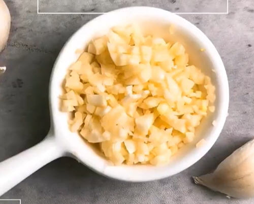 用刀怎么切蒜末才均勻？1