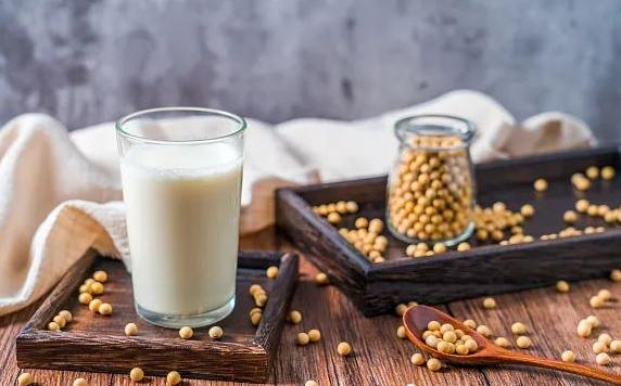 牛奶和豆?jié){哪個蛋白質(zhì)含量高？吃什么補蛋白質(zhì)最快
