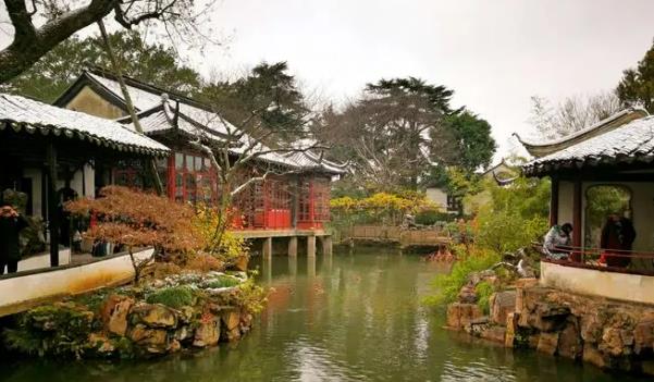 蘇州園林和北京園林有哪些區(qū)別(蘇州園林的建筑是粉墻黛瓦)